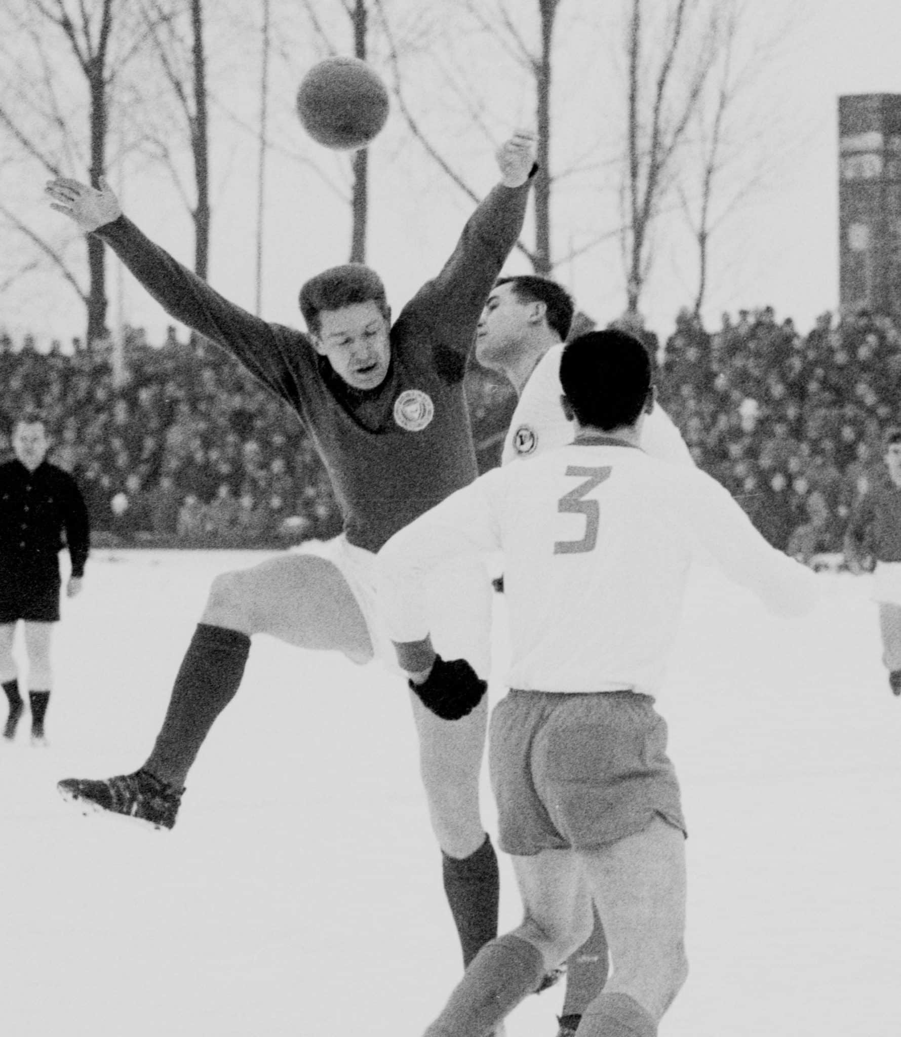 Holsteins-Torjaeger-Gerd-Koll-bedraengt-1966-im-DFB-Pokal-das-Bielefelder-Tor-scaled