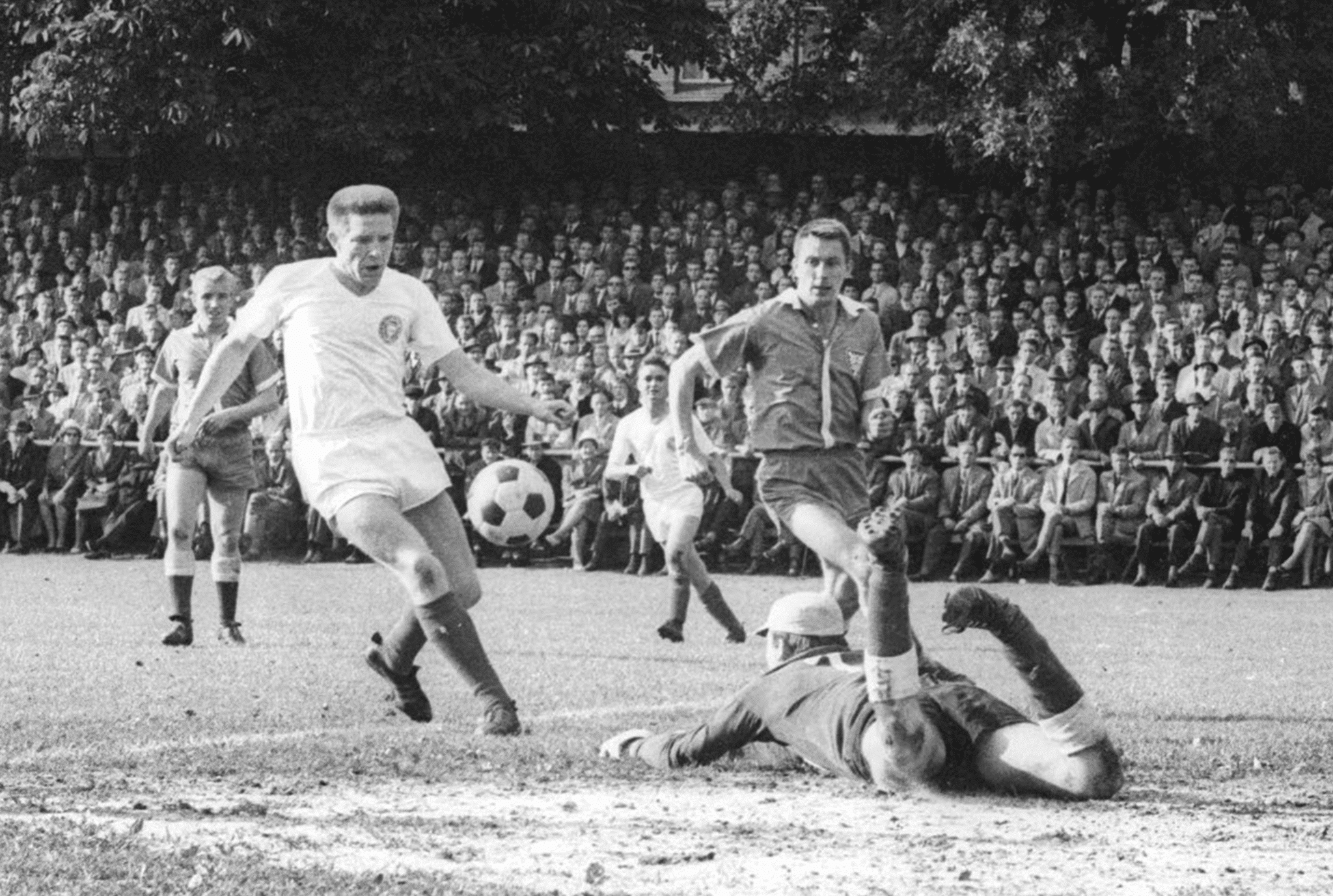 Koll-im-Stadtderby-1964-an-der-Waldwiese-zwischen-der-SV-Friedrichsort-und-Holstein_-scaled