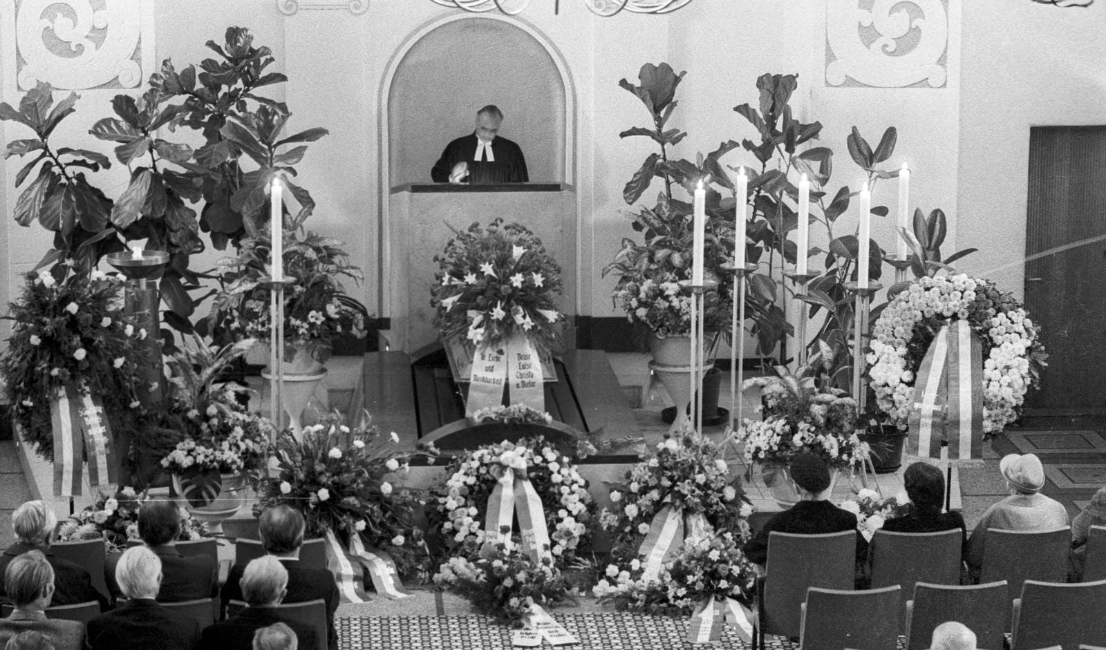 Trauerfeier-fuer-Rekordnationalspieler-Adsch-Werner-197552