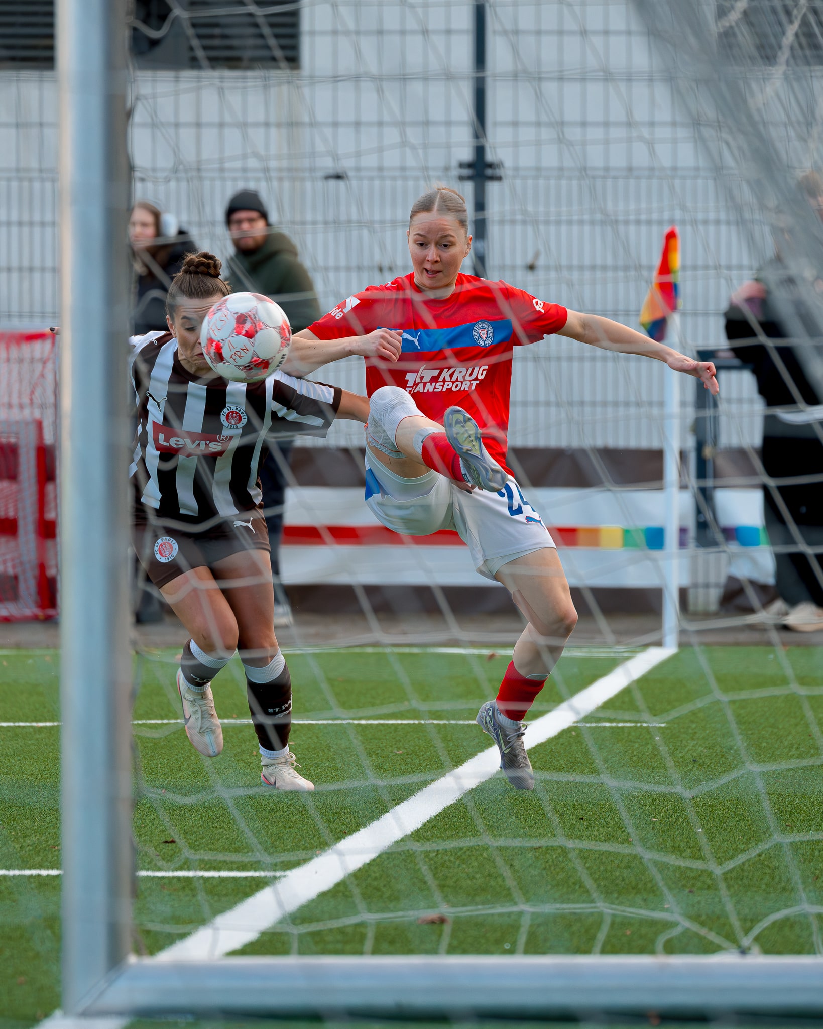 Holstein-Women-Pause-