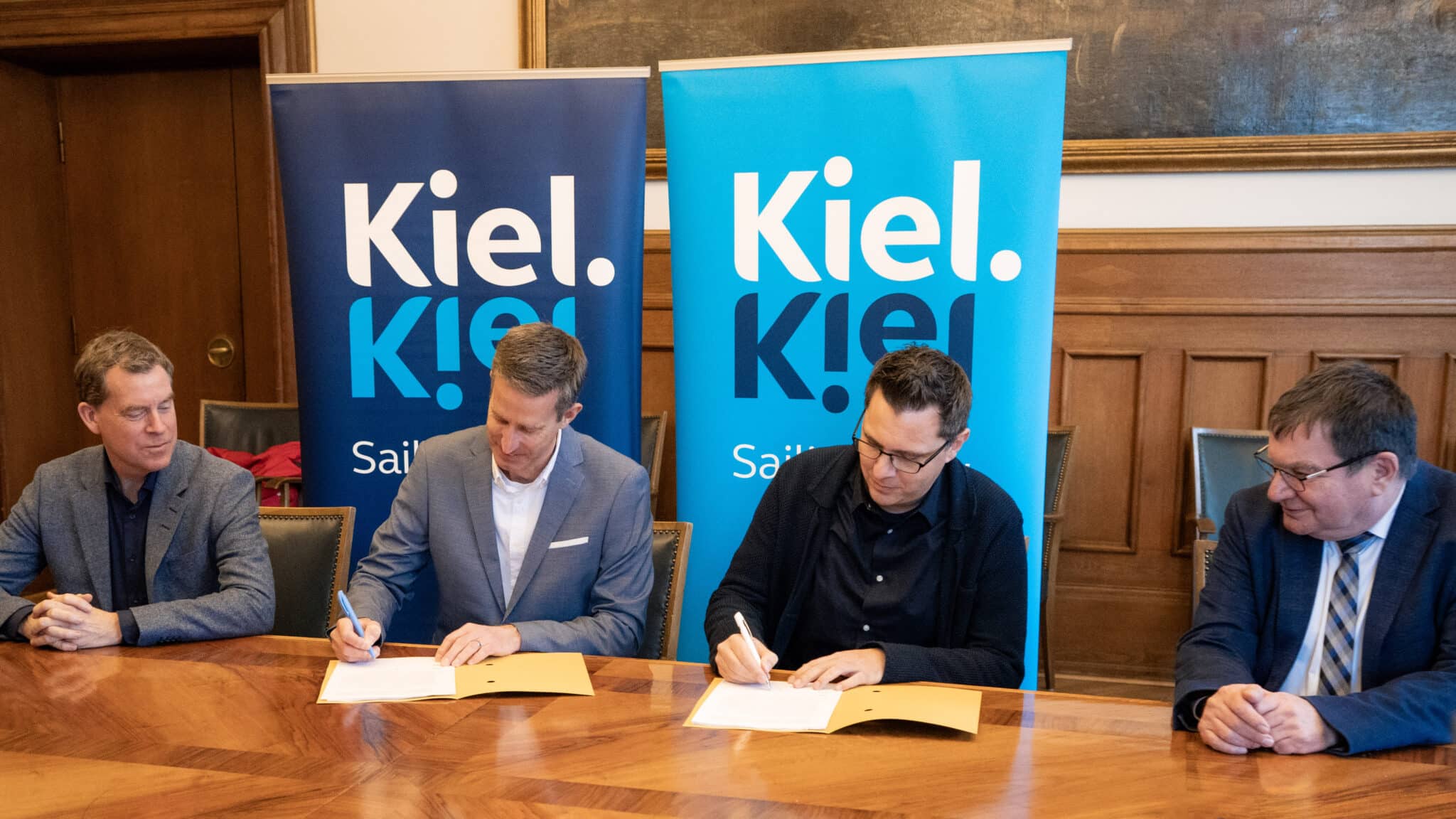 Totalunternehmervertrag für den Umbau des Holstein-Stadions unterzeichnet