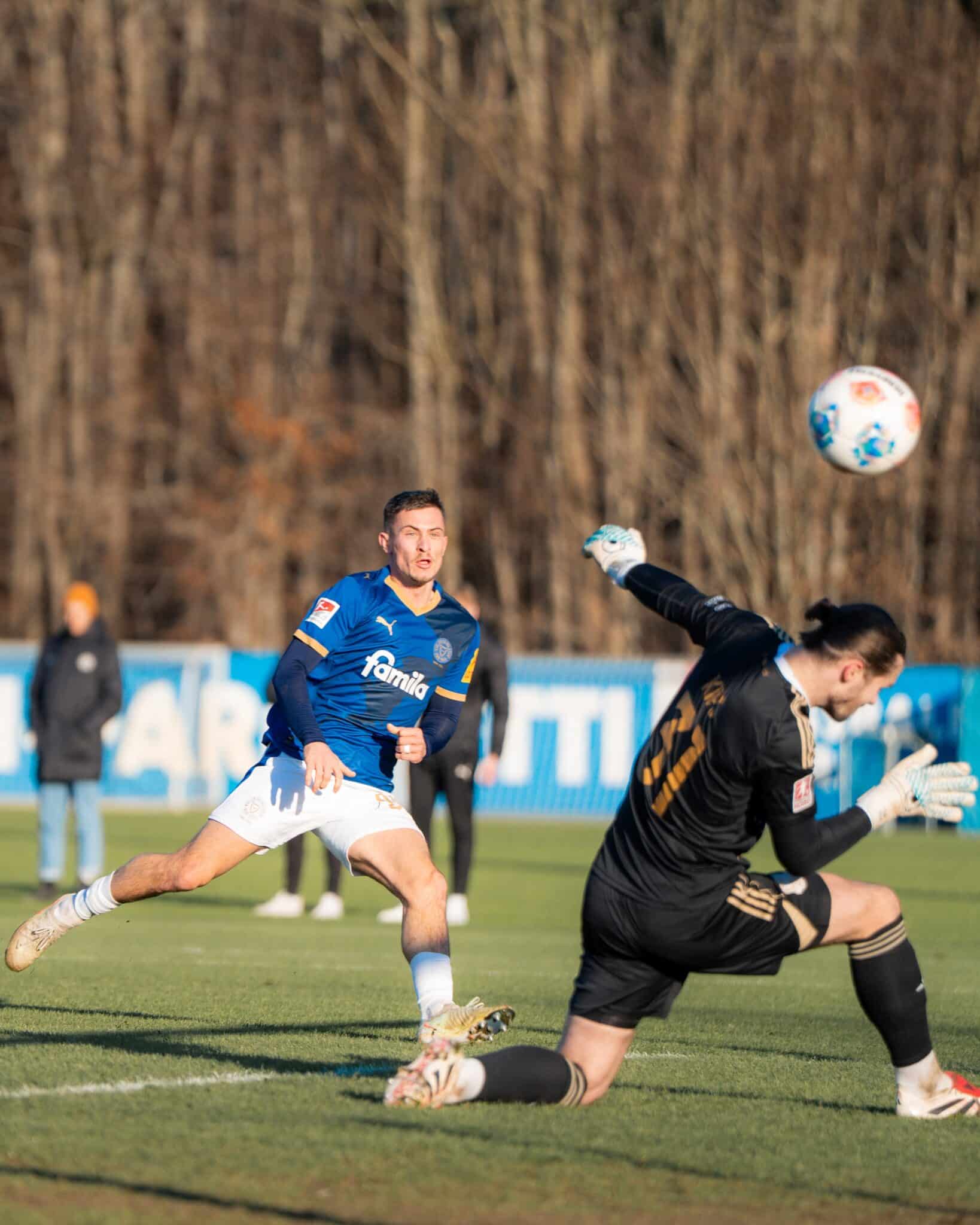 In einem Trainingsspiel über 2 x 30 Minuten gewannen unsere Störche am Montag gegen den 1. FC Phönix Lübeck mit 1:0. Das Tor erzielte Adrián Kaprálik. 🥅