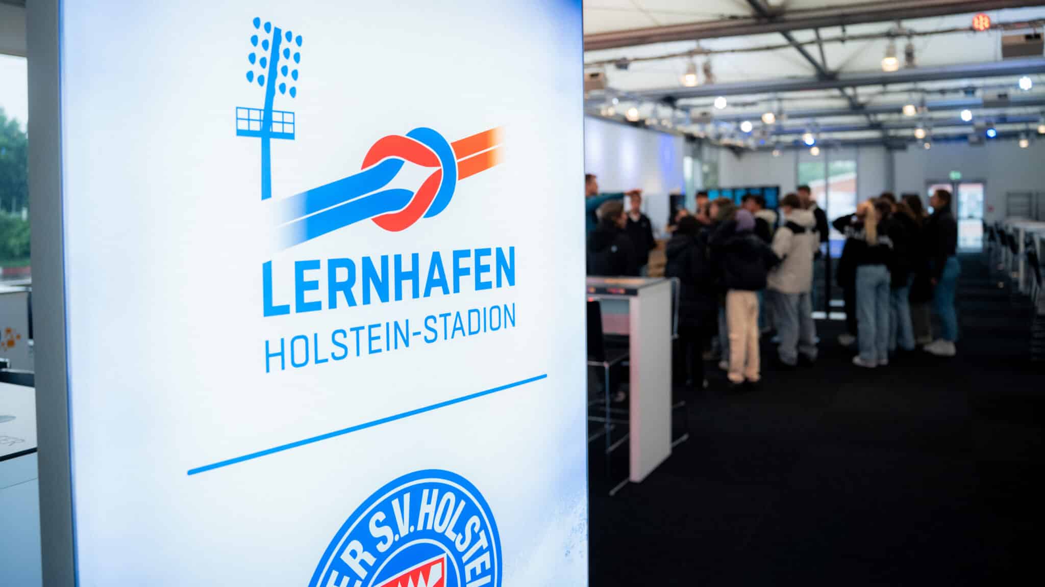 Lernen im Stadion: Durch Fußballbegeisterung demokratische Bildung fördern